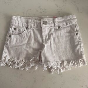 CHELSEA AND VIOLET White denim fringe shorts size 7 cut off jeans